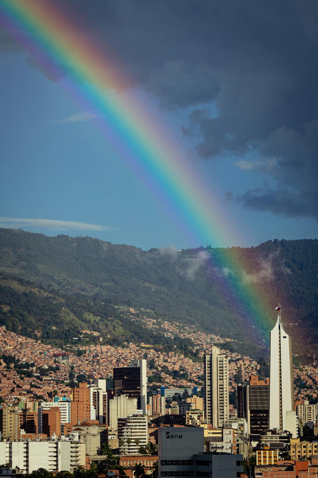 Vista de Medellín con arcoíris